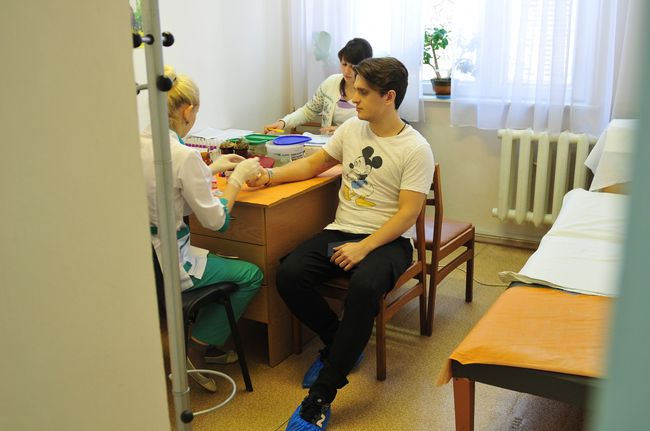 Телеведущие помогают детям в День святого Николая